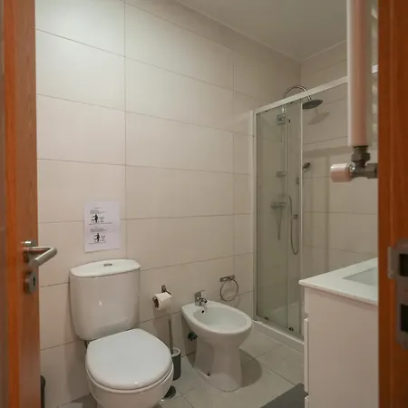 The Cordeiro House - No 67 - 2d - Spacious Three Bedroom Лиссабон